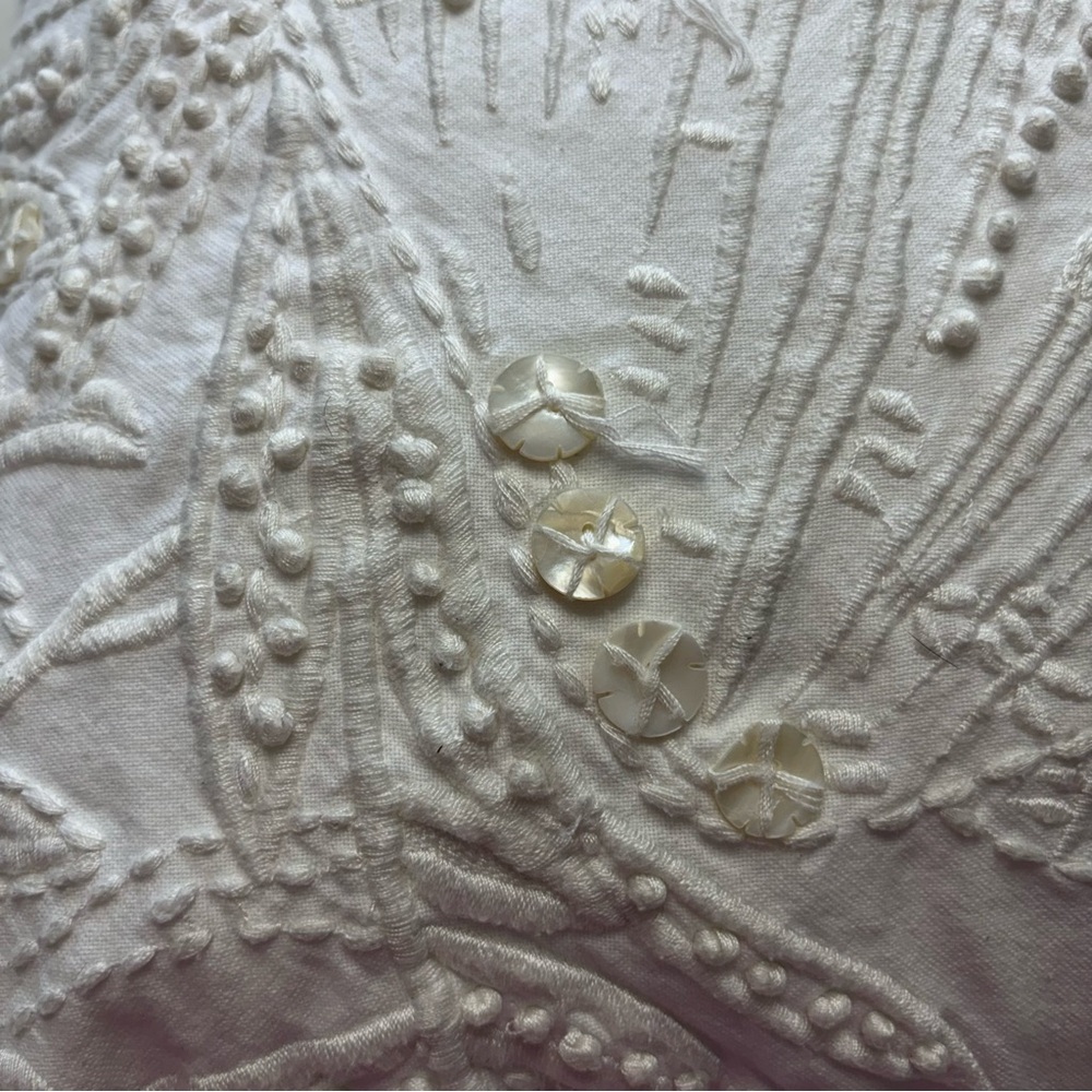 Pottery Barn Cream White Embroidered Shell Pattern Throw Pillows & Inserts Pair - Picture 5 of 12